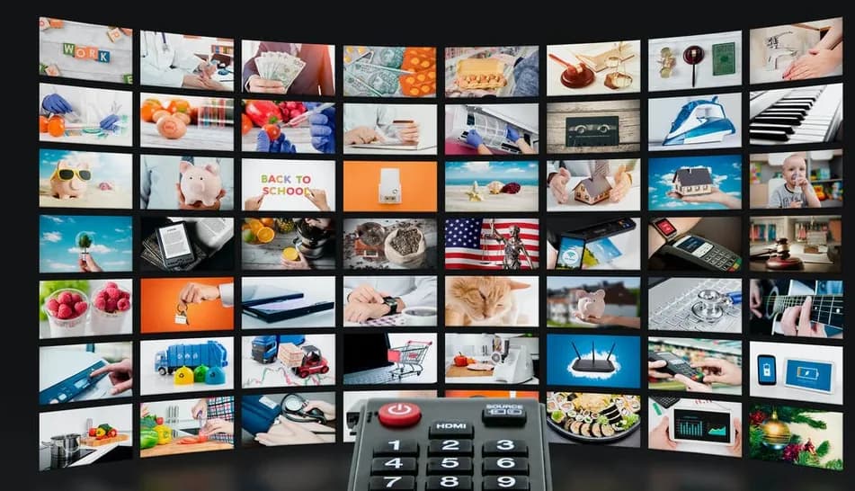 Familj som ser på tv hemma